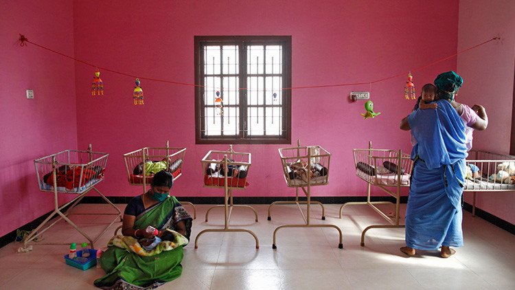 Médico realiza partos gratis de niñas en la India para evitar que las maten