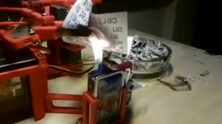 Crean un robot que imprime y quema los tuits de Donald Trump (VIDEO)