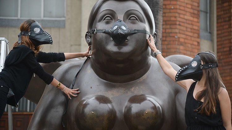 Botero enmascarado: La singular protesta por el aire en Medellín (fotos)