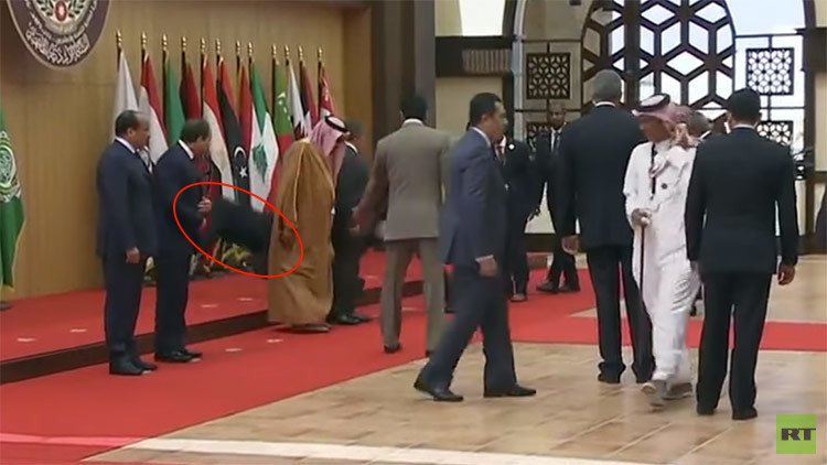 VIDEO: el presidente de Líbano se cae de bruces durante la cumbre de la Liga Árabe 