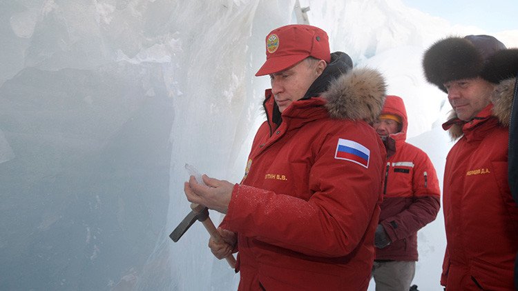 Putin desprende trozos del hielo de un glaciar durante una expedición a una isla del Ártico  (FOTOS)