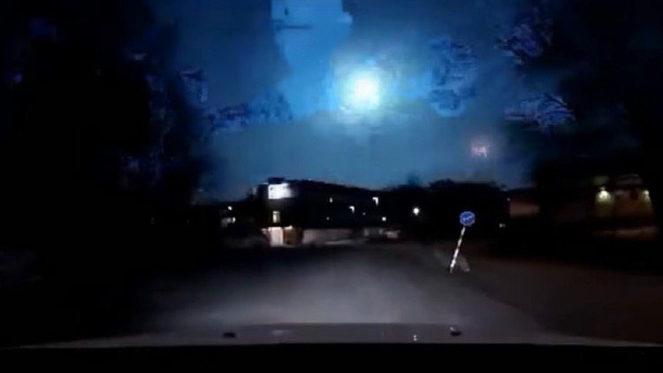 Misterioso meteoro azul explota e ilumina el cielo de noche