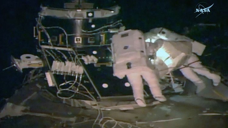 Astronautas de la NASA pierden parte del escudo antimeteoritos de la EEI en pleno espacio