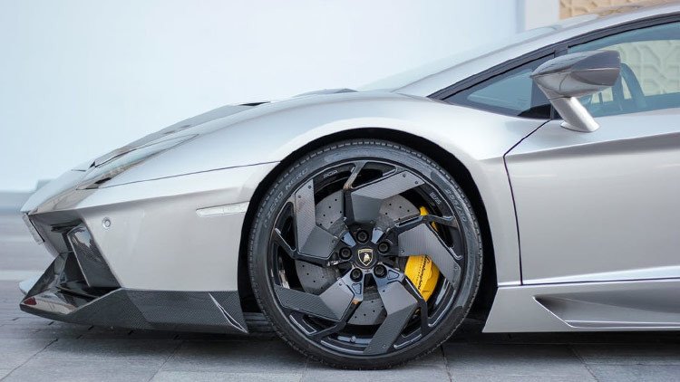 FOTO: Una superestrella deja mal estacionado su Lamborghini de 230.000 dólares y esto es lo que pasa