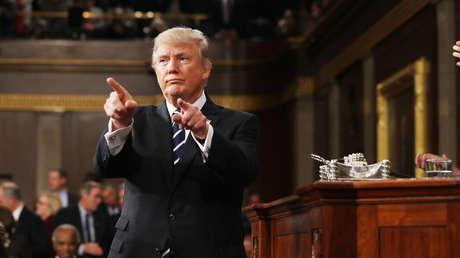 Captan cómo Trump ensaya en la limusina su discurso ante el Congreso (VIDEO)