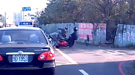 Total indiferencia: Terrible accidente de motocicleta y nadie para a mirar ni pedir ayuda