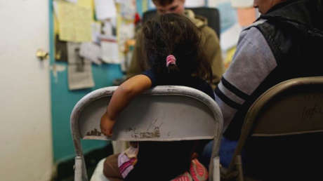 EE.UU. podría separar a madres e hijos detenidos por entrar de manera ilegal desde México