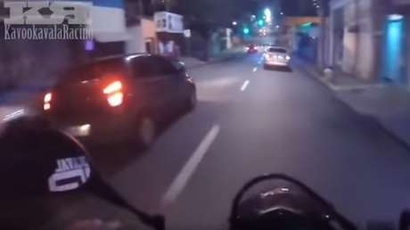 Circula alegremente entre semáforos en verde, pero le pasa esto