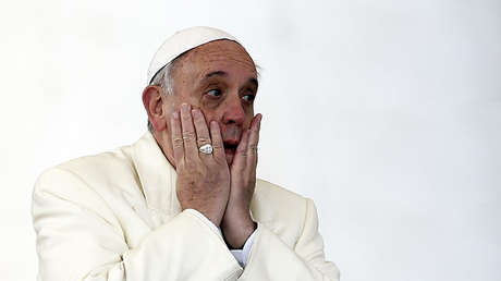 ¿Se encuentra poseído? Llame al '1-800-Exorcista', aconseja el papa Francisco