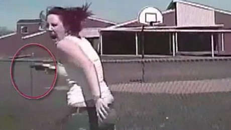 FUERTE VIDEO: Un policía de EE.UU. persigue y arrolla mortalmente a una mujer armada (18+)