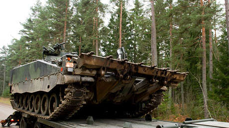 Un carro blindado del Ejército de Suecia desaparece bajo el hielo durante unos ejercicios