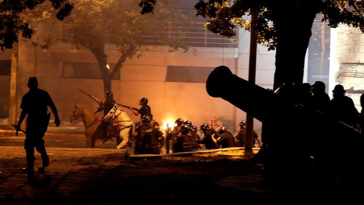 El Congreso arde: la noche de caos en Asunción en imágenes