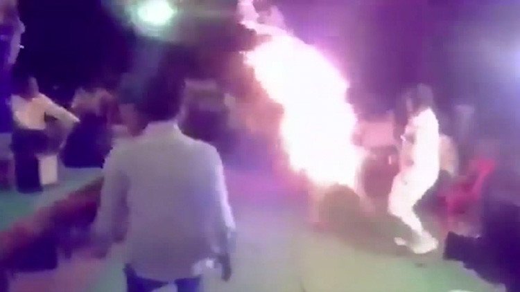 FUERTES IMÁGENES: Un hombre se prende fuego tras oír cantar a su esposa