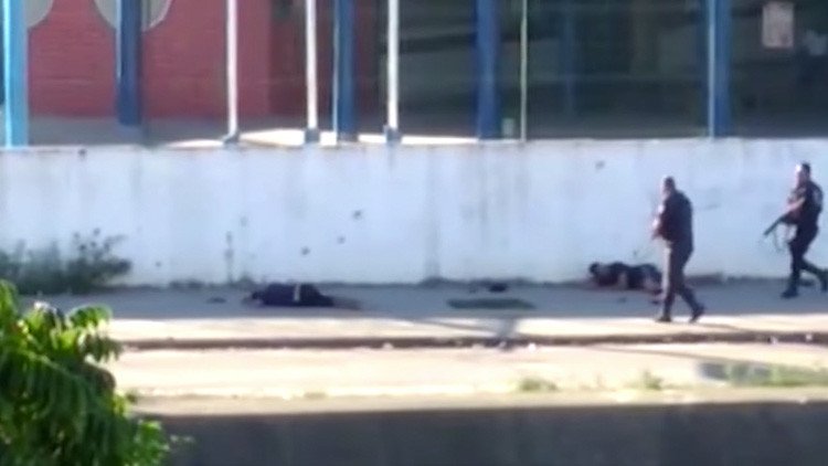 FUERTE VIDEO: Dos policías disparan a quemarropa a sospechosos heridos en Brasil