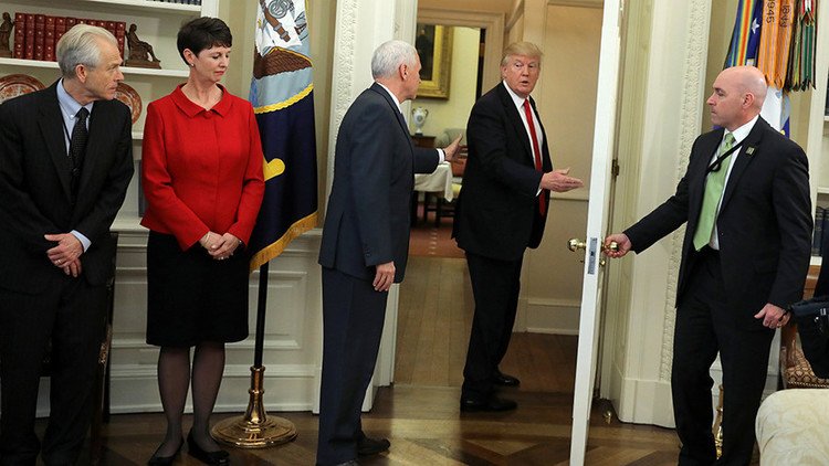 Trump se retira sorpresivamente del Despacho Oval sin firmar órdenes ejecutivas (VIDEO)
