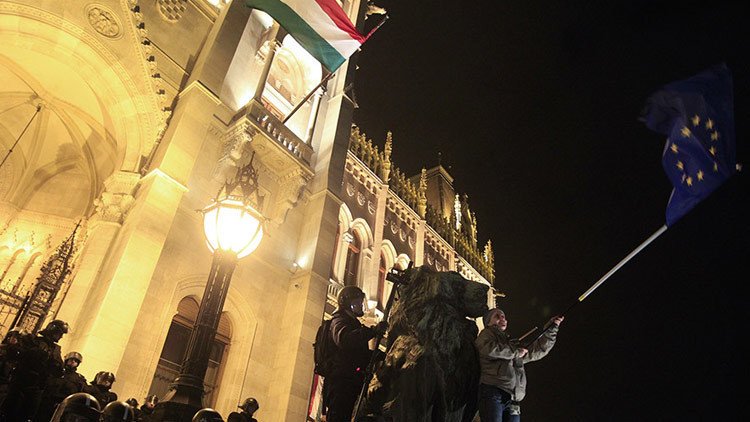 "Paremos a Bruselas": Hungría pregunta a los ciudadanos sobre su encaje en la UE