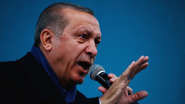 Erdogan se autodenomina "guardián de la paz" e insta a los kurdos a votar sí en el referéndum