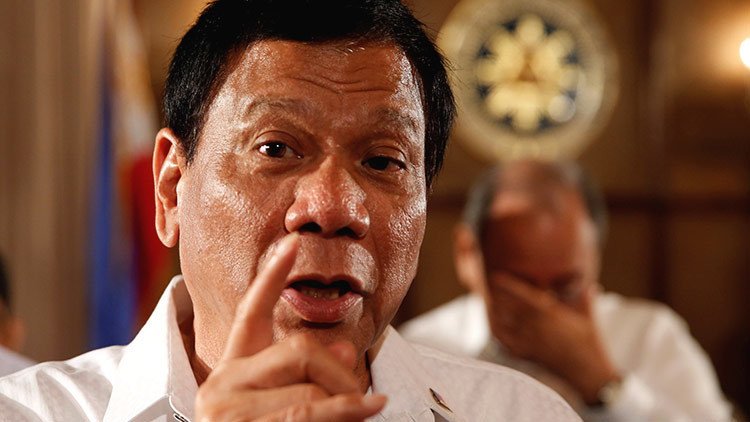 "Quiero abofetearles": Duterte invita a sus críticos a un cara a cara