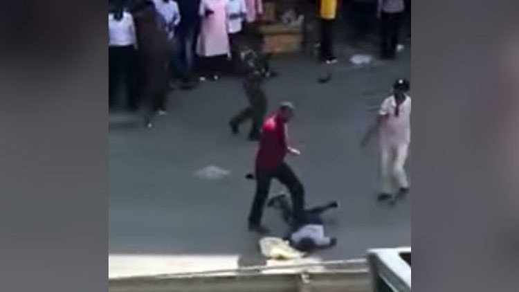 Un policía vestido de civil ejecuta a dos personas en plena calle en Kenia (VIDEO FUERTE 18+)