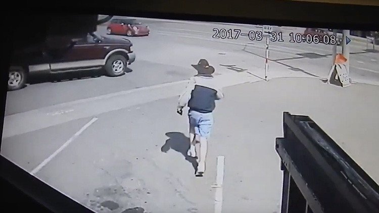 Video: Un hombre con un niño roba una camioneta a plena luz del día en EE.UU.