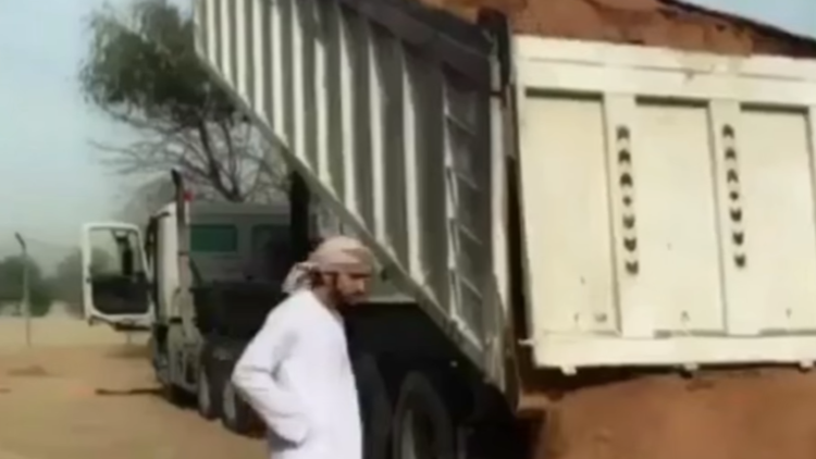 El príncipe de Dubái ayuda a un camión atascado en pleno desierto (VIDEO)