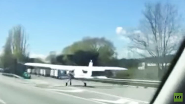 Video: Una avioneta aterriza de emergencia en una autopista de Barcelona