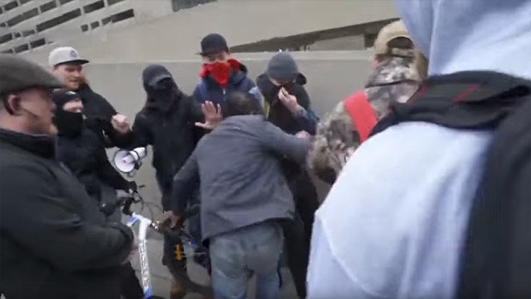 Canadá: Manifestantes antirracistas se enfrentan con antiinmigrantes en una batalla campal (VIDEO)