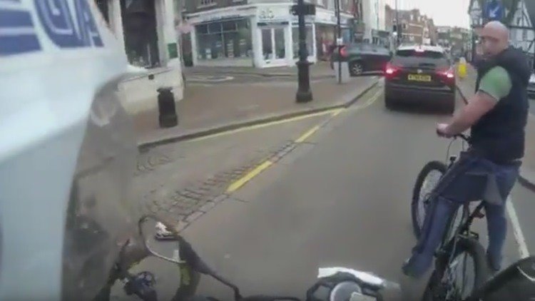 Un ciclista roba las llaves a un motorista y lo lamenta de inmediato