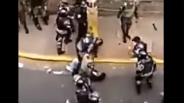 VIDEO: Graban el momento en que la Policía hondureña golpea brutalmente a un hincha de fútbol