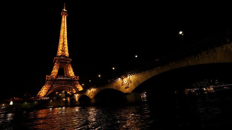 VIDEO: París apaga las luces de la Torre Eiffel por las víctimas del atentado en San Petersburgo