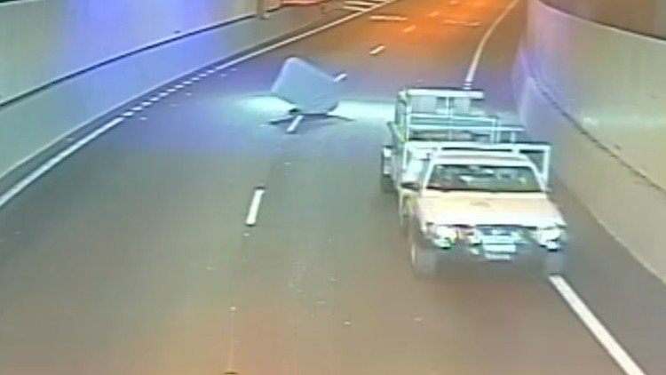 Un colchón 'volador' golpea a un motorista en Australia