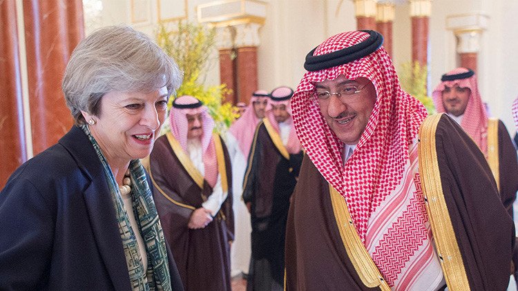 5 cosas que no le permitirán hacer a Theresa May en Arabia Saudita por ser mujer