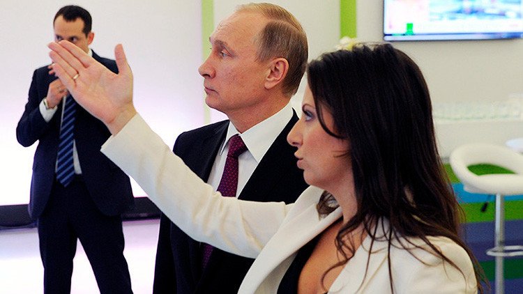 Presentan en el Senado de EE.UU. una foto "desclasificada" de Vladímir Putin y la directora de RT