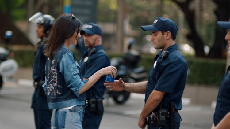 Protestas, refrescos y paz: El último anuncio de Pepsi y Kendall Jenner desata la controversia