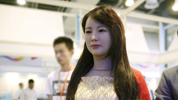 Un ingeniero chino crea una mujer-robot y 'se casa' con ella al no encontrar esposa humana (fotos)