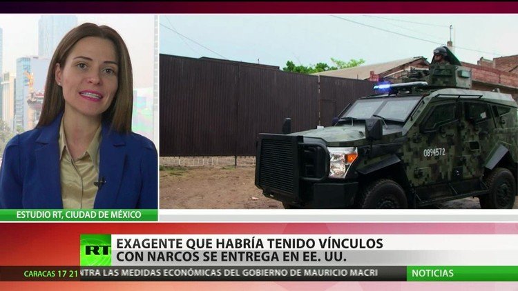 Un expolicía mexicano con posibles vínculos con narcos se entrega en EE.UU.