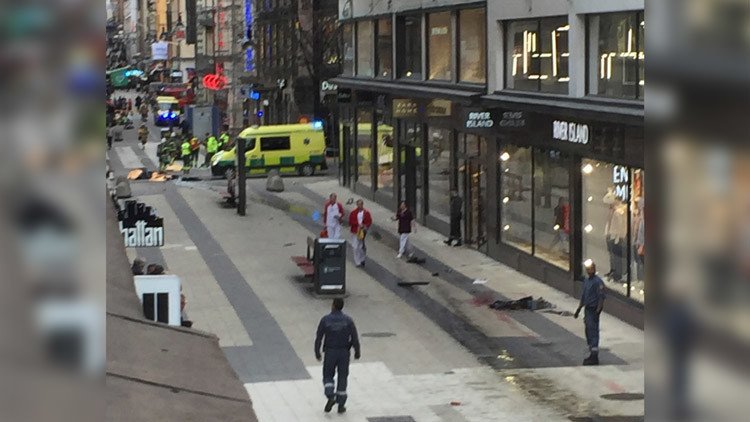 "Caos completo": Testigos relatan el horror después de que un camión arolle a una multitud en Suecia