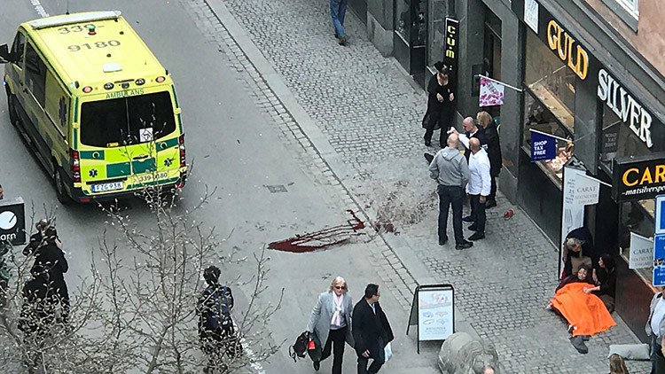 Primeras imágenes del atentado en Suecia: Un camión embiste a una multitud