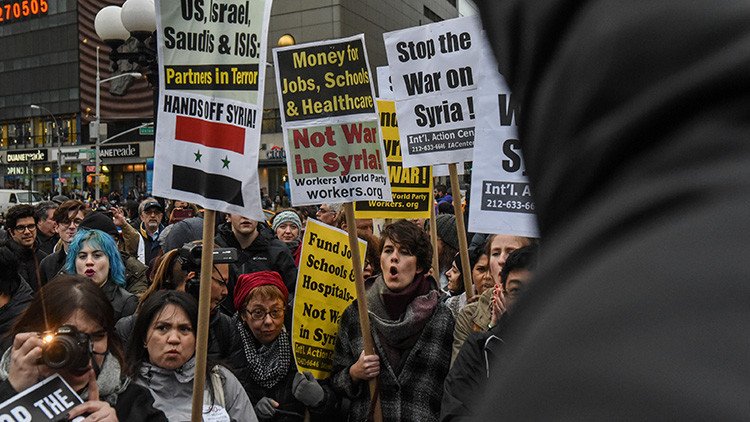 "Quiten las manos de Siria": Protestas en EE.UU. tras el bombardeo al país árabe (VIDEO, FOTOS)