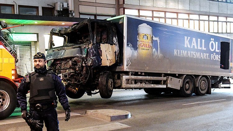 Atentado en Estocolmo: La Policía halla una bomba en el camión usado en el ataque