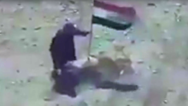 VIDEO: Miembro del EI  'muerde el anzuelo' de una bandera iraquí en Mosul y muere al ir a retirarla