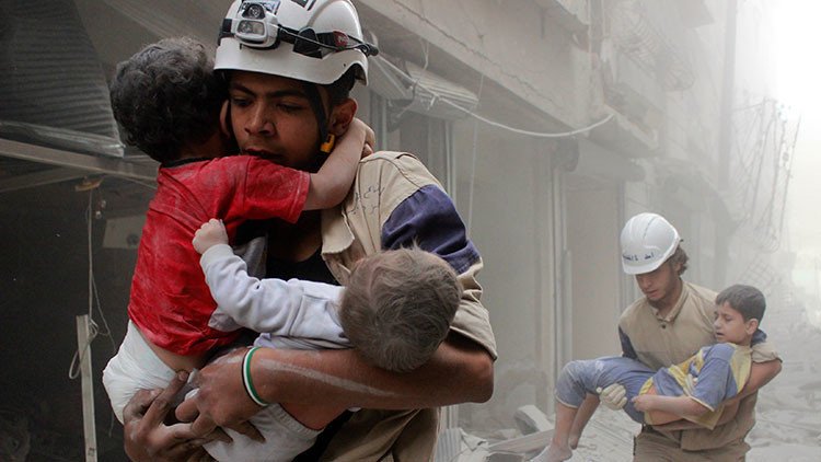 Denuncian una cruel puesta en escena de los Cascos Blancos con niños muertos en Siria