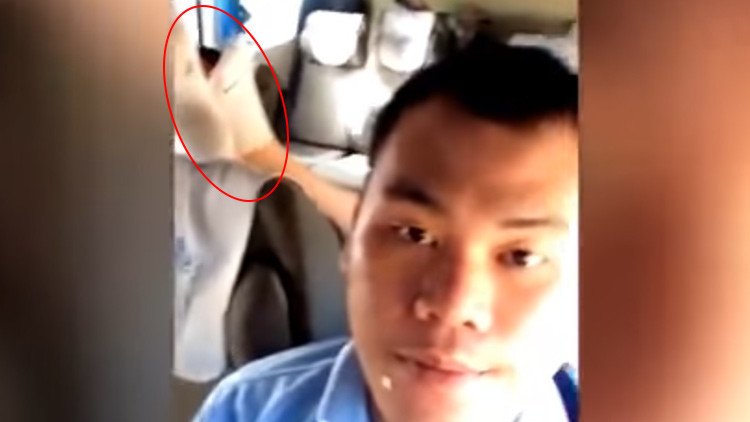 Una turista 'desarma' a un militar tailandés con el hedor de sus calcetines (VIDEO)