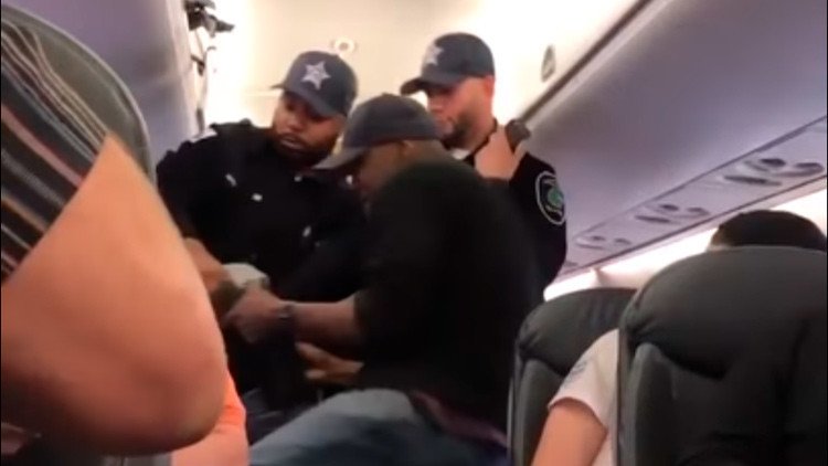 EE.UU: Golpean en la cara y arrastran fuera a un pasajero de un avión con sobreventa de billetes