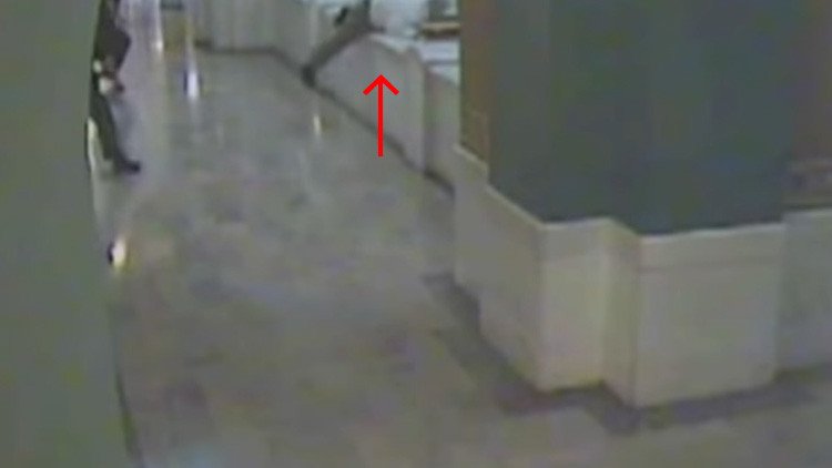 Video escalofriante: escapa de la pena de muerte saltando desde el cuarto piso