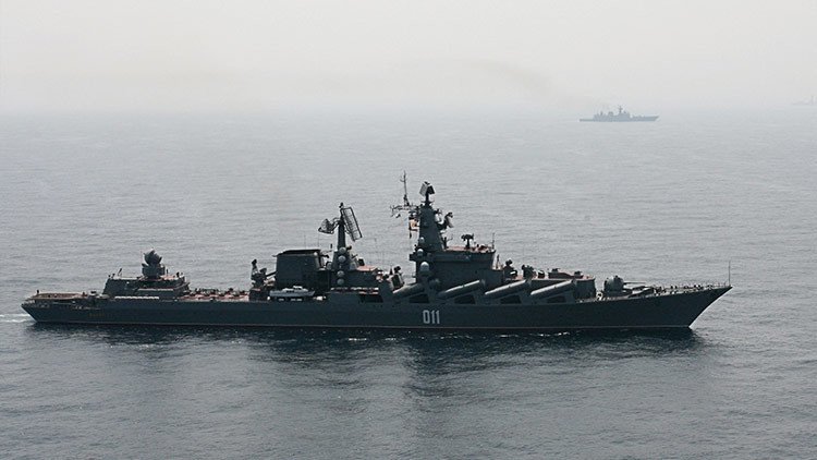 El crucero ruso Variag llega a Corea del Sur antes que el portaviones estadounidense USS Carl Vinson