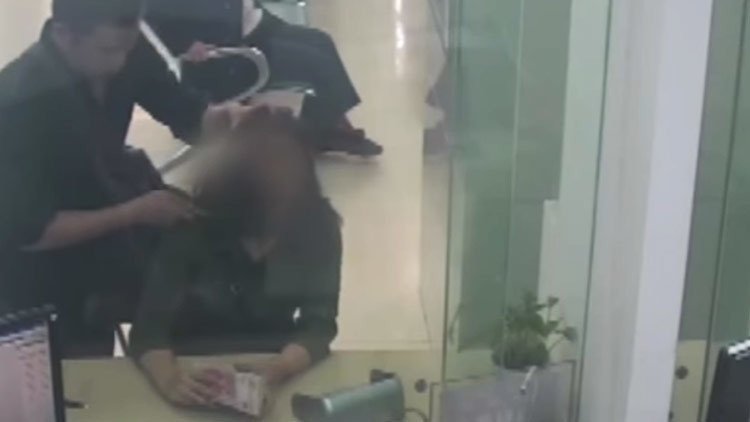 Un empleado bancario arriesga su cuello para salvar a un cliente y esto es lo que pasa (VIDEO)