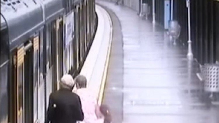Angustioso momento en el que un niño cae por el hueco entre un tren y el andén
