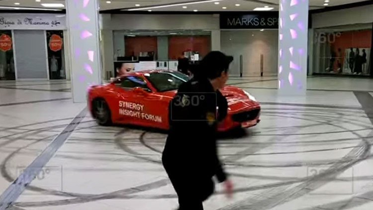 Un Ferrari irrumpe en un centro comercial de Moscú y empieza a hacer derrapes (VIDEO)