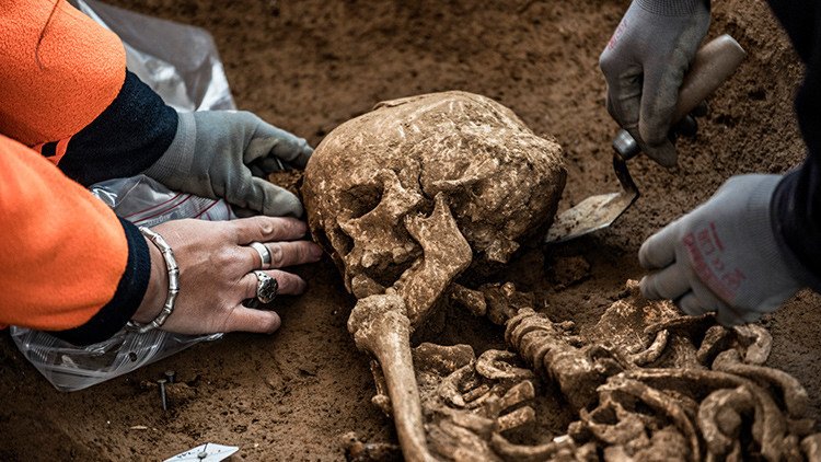 Un misterioso cadáver de 1.500 años envuelto en seda sorprende a los arqueólogos (FOTOS)